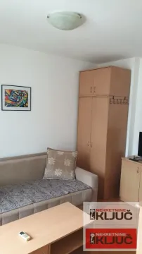 Manji dnevni boravak sa trosedom, drvenim ormarom i klub stočićem. - image 2