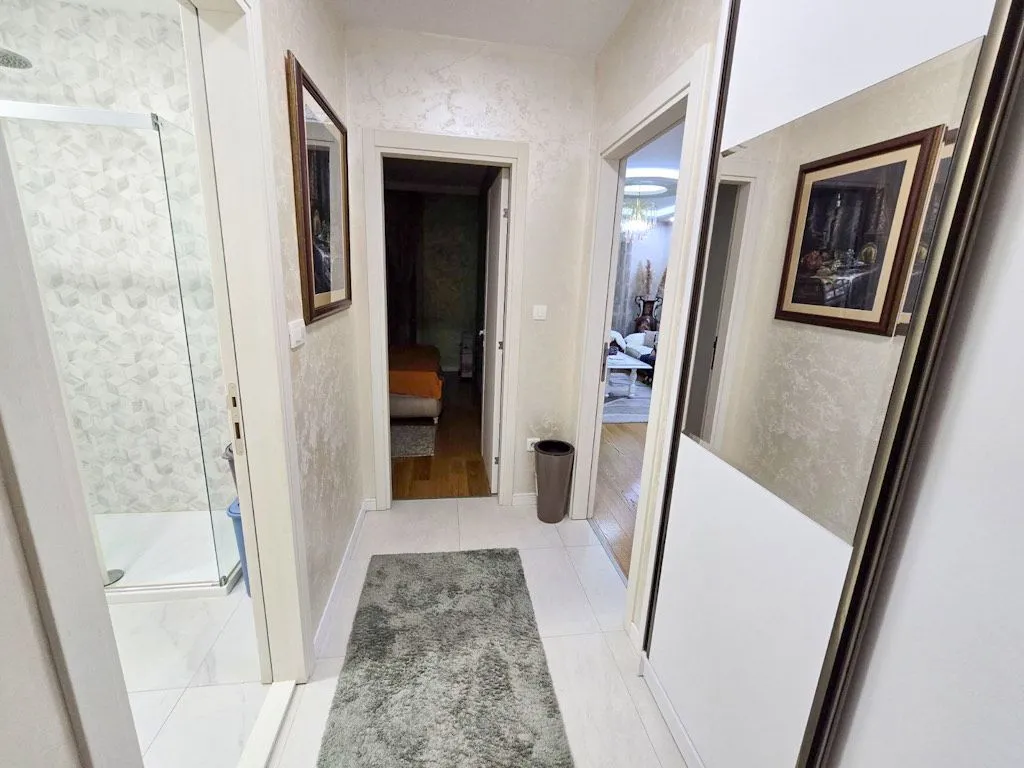 Izdavanje, jednosoban stan, 49m², Central Point, Podgorica