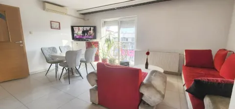 Dnevna soba sa garniturom, trpezarijskim stolom i izlazom na terasu. - image 2