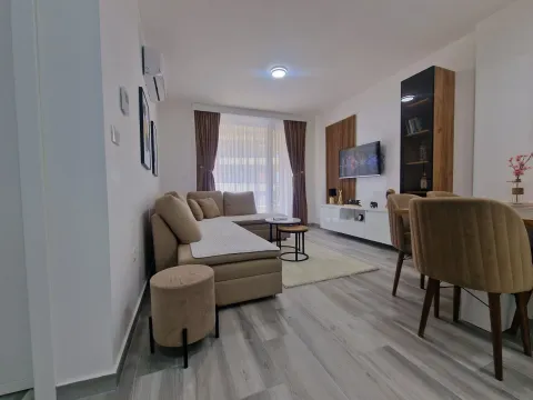 Izdavanje, jednosoban stan, 45m², Bečići, Budva