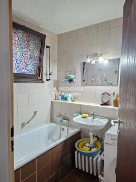 Manje kupatilo sa kadom, umivaonikom, ogledalom i mašinom za veš. - image 8
