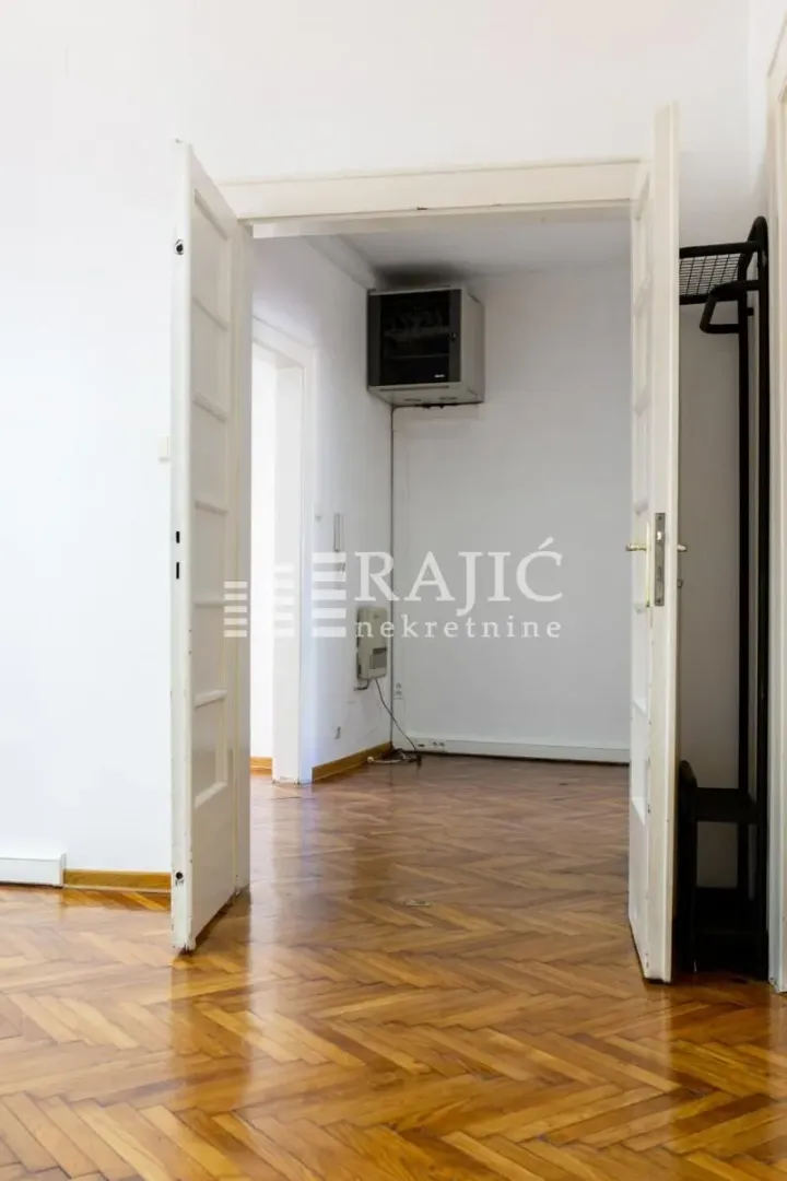 Rent, office space, 150m², Savski Trg, Beograd