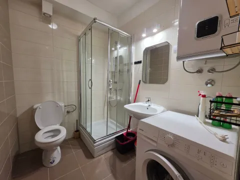 Kupatilo opremljeno tuš kabinom, umivaonikom, toaletom i veš mašinom. - image 9