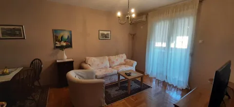 Dnevna soba sa garniturom, foteljom, stočićem i trpezarijskim stolom. - image 9