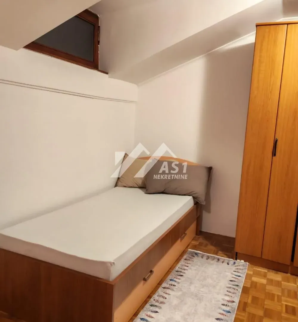 Izdavanje, trosoban stan, 54m², Centar, Novi Sad