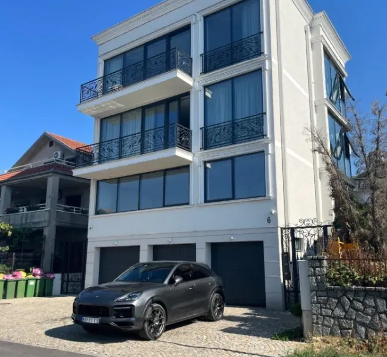 Izdavanje, trosoban stan, 100m², Mišeluk, Petrovaradin