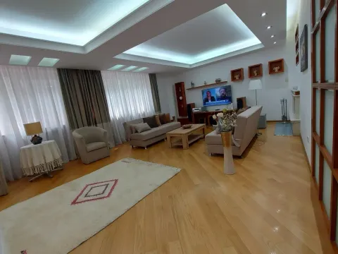 Izdavanje, stan, 156m², Kalenić Pijaca, Vračar Sve Podlokacije - image 2