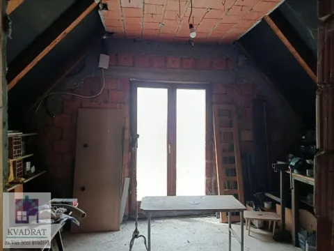 Neuređena prostorija u potkrovlju sa otvorenim zidovima od cigle i balkonskim vratima. - image 18