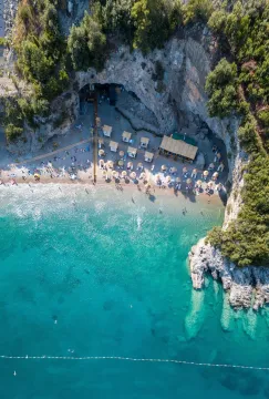 Pogled iz vazduha na pješčanu plažu i tirkizno more u uvali. - image 8