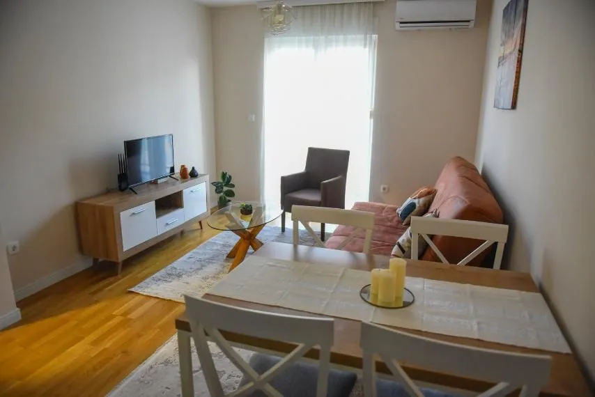 Izdavanje, jednosoban stan, 42m², Pobrežje, Podgorica