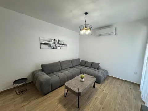Izdavanje, jednosoban stan, 51m², Zelenika, Herceg Novi - image 1
