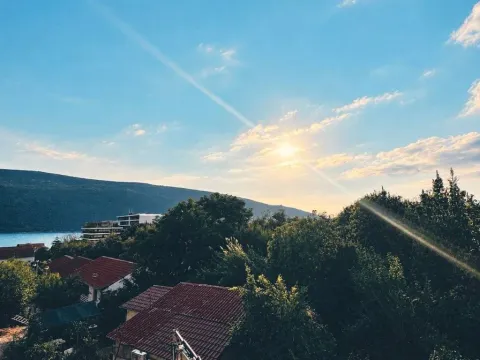 Pogled na more i brda sa terase. - image 2