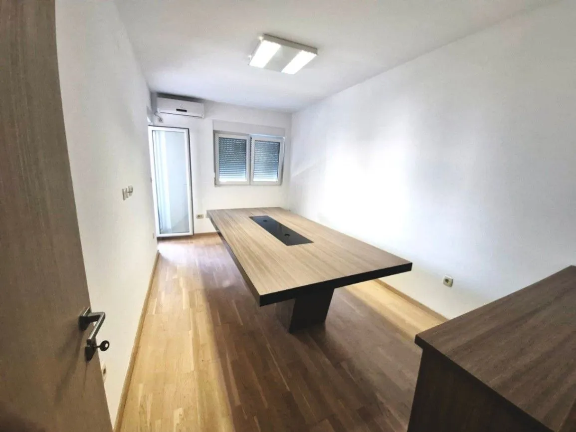 Izdavanje, poslovni prostor, 75m², City Kvart, Podgorica