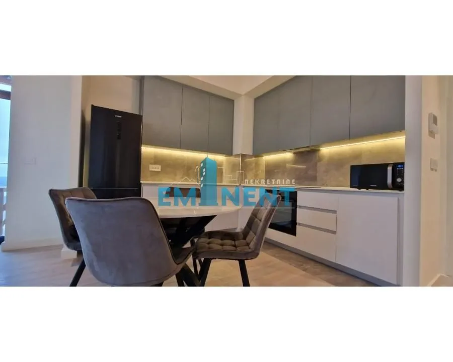 Izdavanje, trosoban stan, 72m², Savski Venac, Beograd
