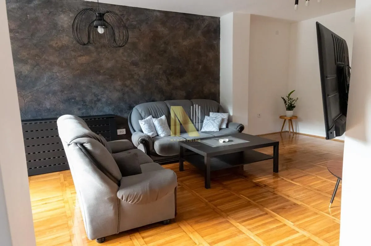 Izdavanje, kuća, 300m², Beočin, Srbija