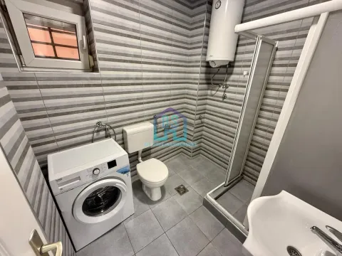Kupatilo opremljeno tuš kabinom, WC šoljom, umivaonikom i veš mašinom. - image 15