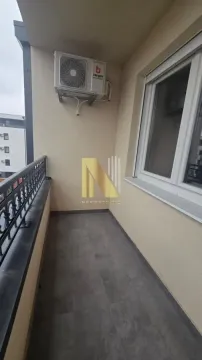 Pogled na prostrani balkon sa spoljnom jedinicom klima uređaja. - image 13