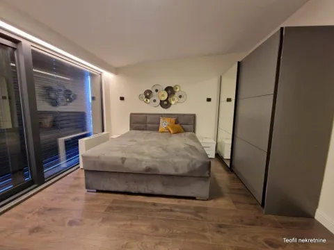 Moderna spavaća soba sa bračnim krevetom, velikim ormanom i izlazom na terasu. - image 7