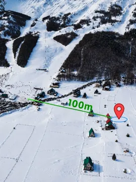 Snimak iz vazduha zimskog pejzaža sa kućama i označenom lokacijom. - image 5