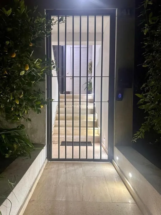 Izdavanje, trosoban stan, 130m², Centar, Tivat