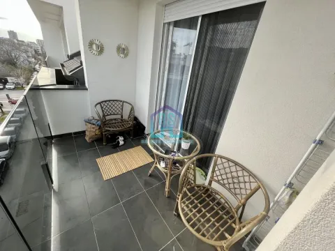 Manji namešteni balkon sa garniturom za sedenje i pogledom na ulicu. - image 6