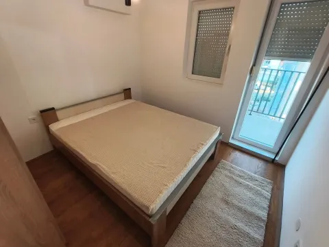 Furnished bedroom with a double bed and access to the terrace. - image 8