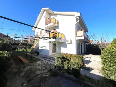 Izdavanje, kuća, 230m², Zagorič, Podgorica - image 1