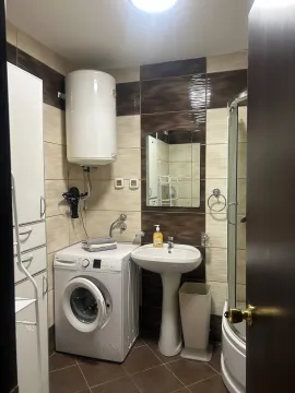 Kupatilo opremljeno umivaonikom, tuš kabinom, bojlerom i veš mašinom. - image 12