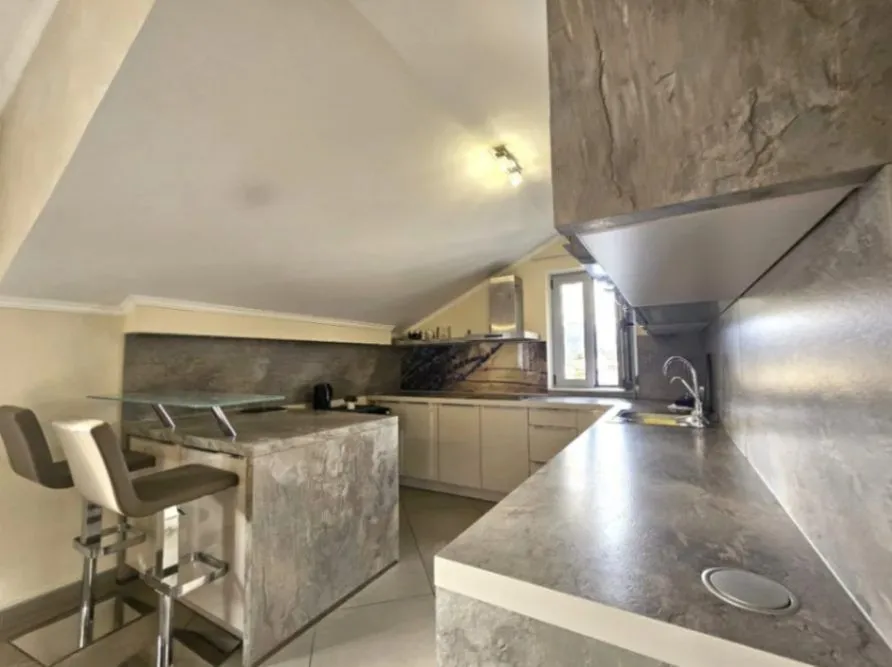 Prodaja, trosoban stan, 100m², Dobrota, Kotor