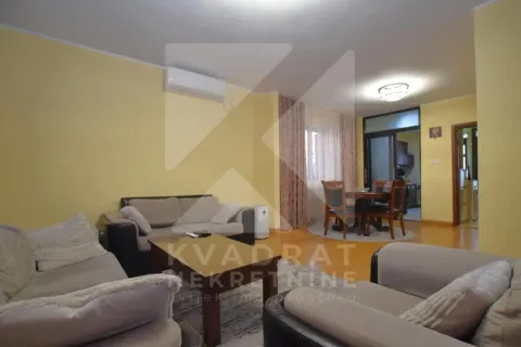 Spacious living room with seating furniture and a dining area in the background. - image 4