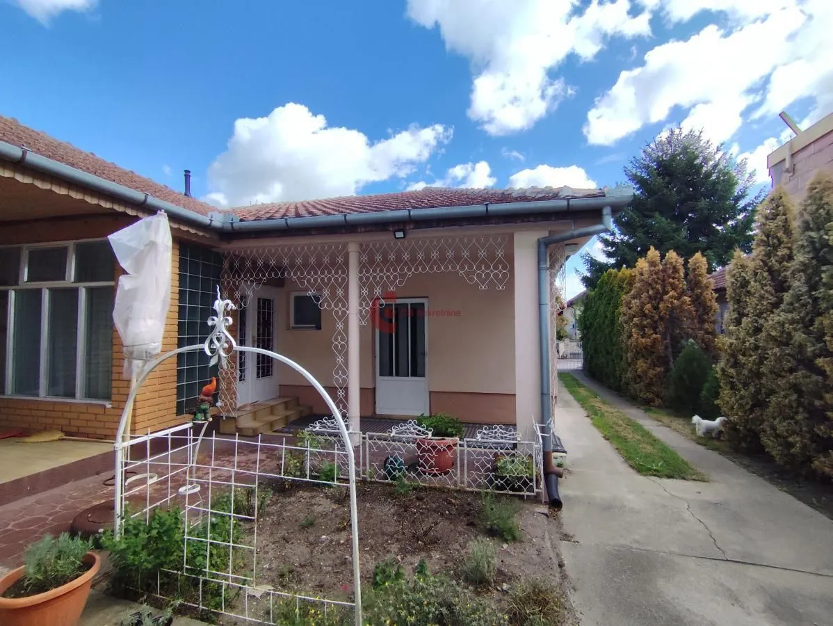 View of the covered terrace and yard of the house.