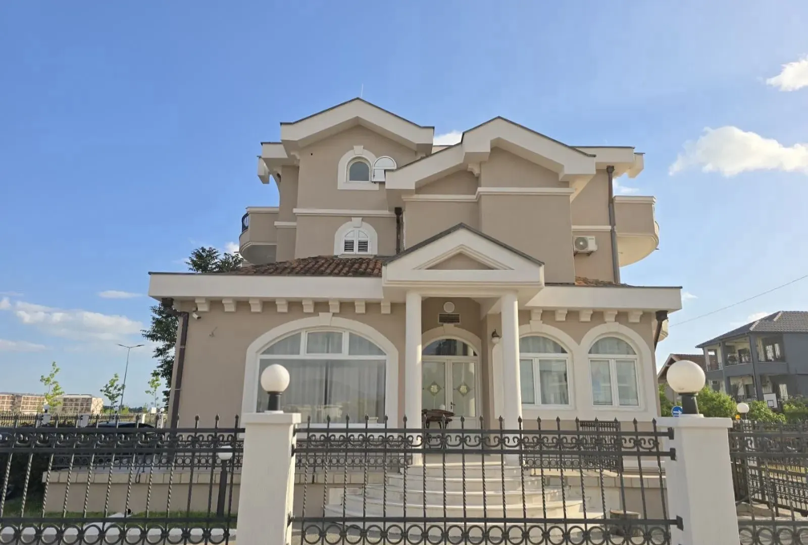 Prodaja, ugostiteljski objekat, 1000m², Stari Aerodrom, Podgorica