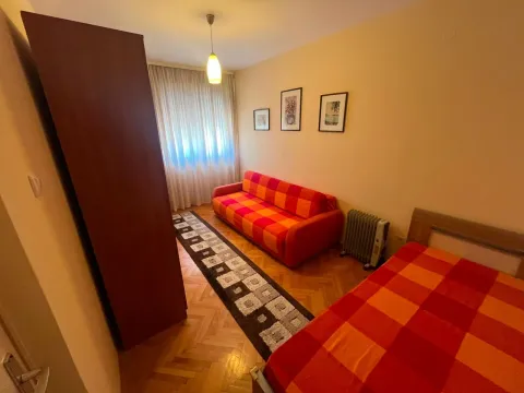 Spavaća soba sa krevetom, kaučem, ormarom i prozorom. - image 3