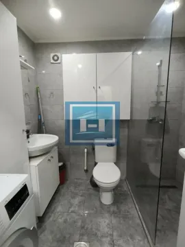Moderno kupatilo sa tuš kabinom, umivaonikom i wc šoljom. - image 8