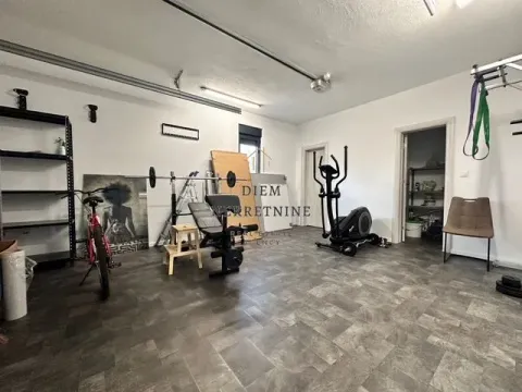 Rent, house, 177m², Tološi, Podgorica - image 9