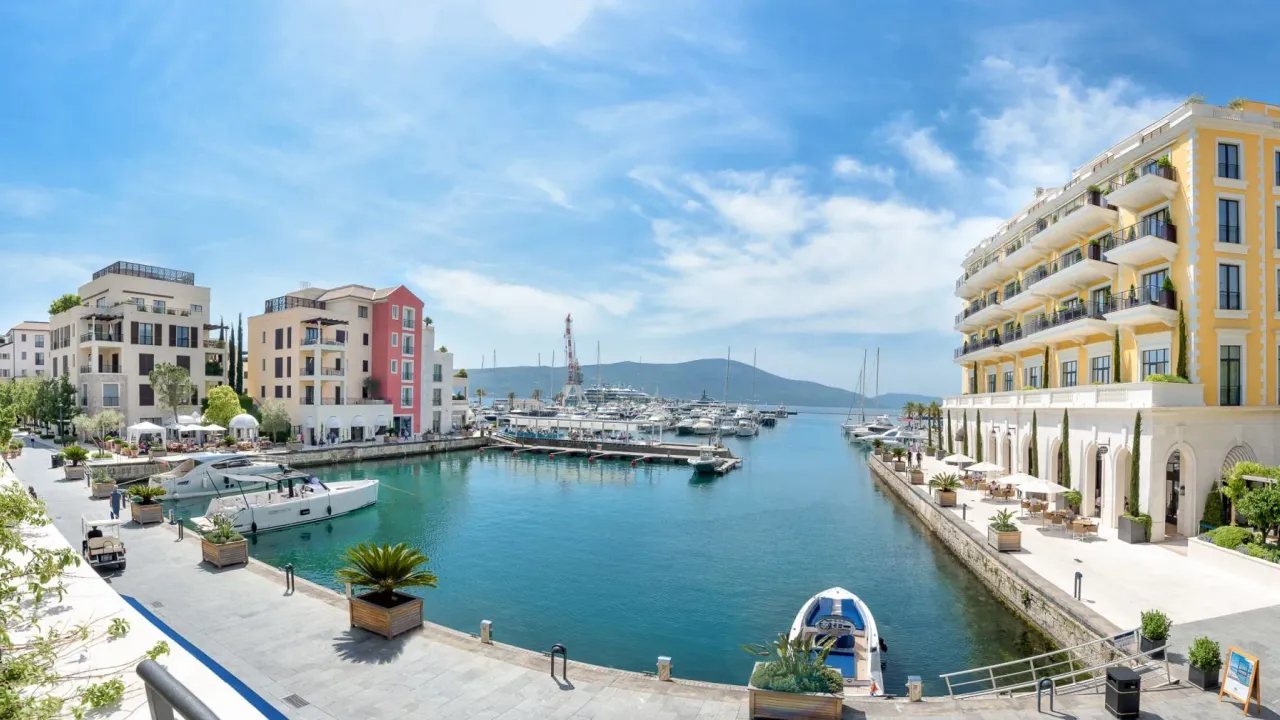 Izdavanje, dvosoban stan, 131m², Porto Montenegro, Tivat