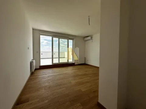 Prazna dnevna soba sa drvenim podom i izlazom na terasu. - image 12