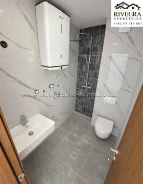 Moderne kupatilo sa tuš kabinom, umivaonikom i bojlerom. - image 2