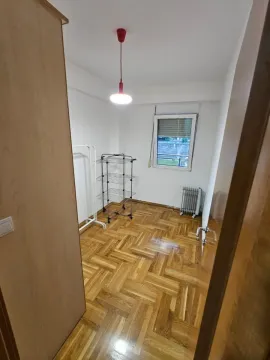 Prazna soba sa parketom i prozorom. - image 11
