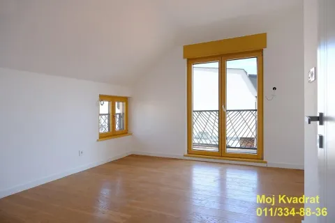Prazna soba sa drvenim podom, belim zidovima i prozorima sa žutim okvirom. - image 5
