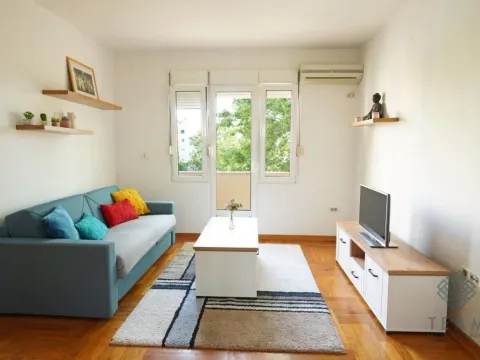 Izdavanje, dvosoban stan, 60m², Centar, Podgorica