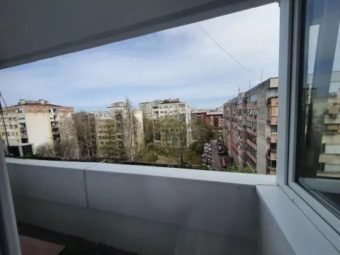 Pogled sa balkona na okolne stambene zgrade i gradsko naselje. - image 15