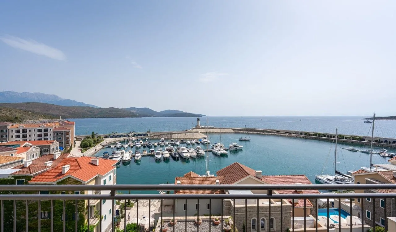 Pogled sa terase na marinu i more.