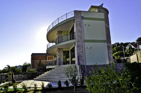 Vanjski izgled moderne trospratne kuće sa polukružnim terasama. - image 12
