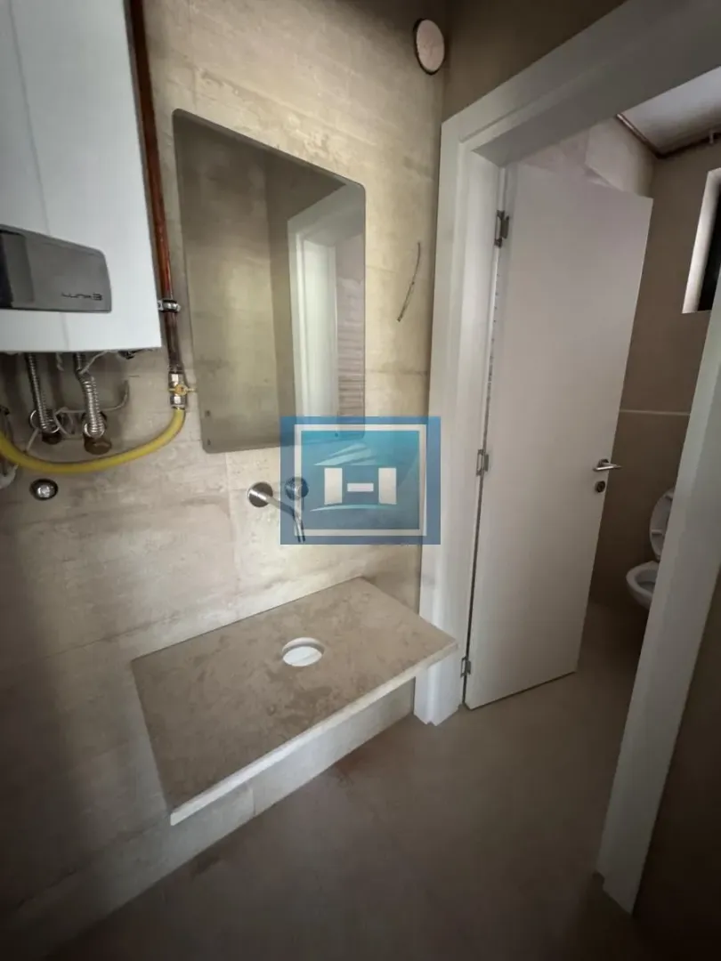 Izdavanje, poslovni prostor, 215m², Centar, Paraćin