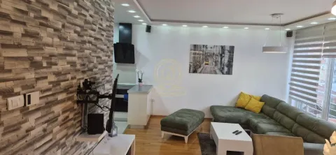 Dnevna soba sa ugaonom garniturom, stočićem i dekorativnim zidom od cigle. - image 8
