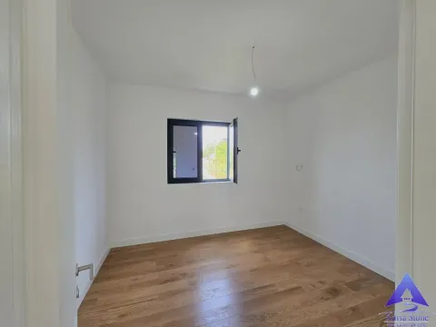 Prazna soba sa bijelim zidovima, parketom i prozorom. - image 5