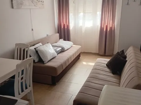 Izdavanje, garsonjera, 18m², Gintaš, Podgorica - image 1