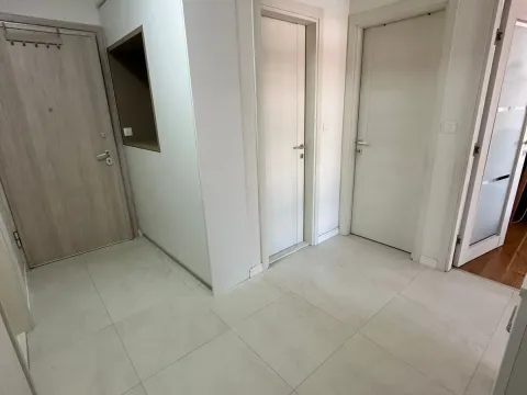 Izdavanje, dvosoban stan, 70m², Central Point, Podgorica - image 12