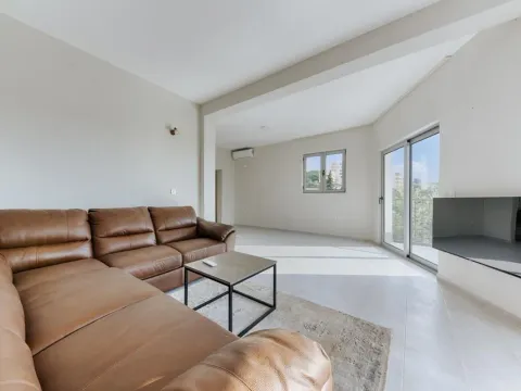 Prodaja, kuća, 250m², Utjeha, Bar